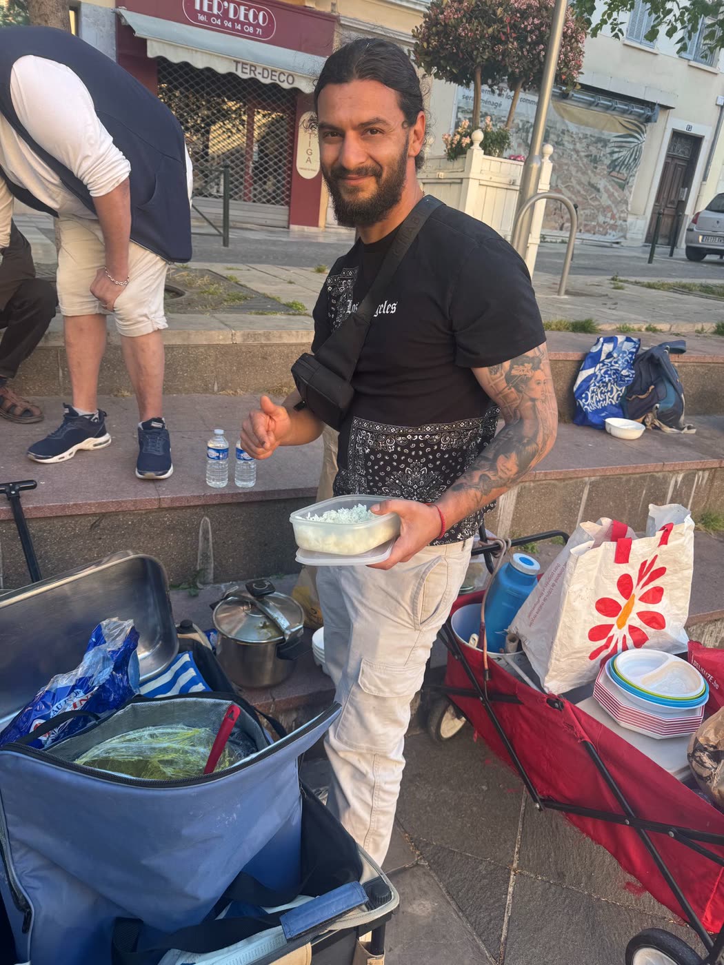 Bénévole servant un repas chaud lors d'une maraude solidaire