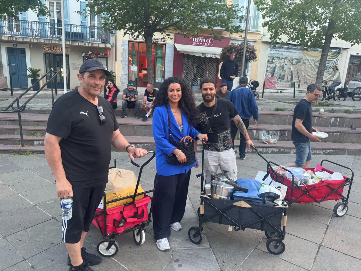 L'équipe de bénévoles en tournée de solidarité au cœur de la ville