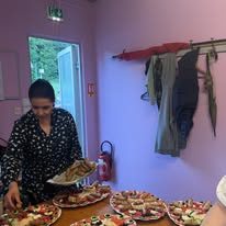 Soirée 100% Femmes Une soirée pensée pour et par les femmes, dans une ambiance chaleureuse et conviviale. Au programme : repas confectionné avec soin par nos bénévoles, suivi d'une soirée dansante.