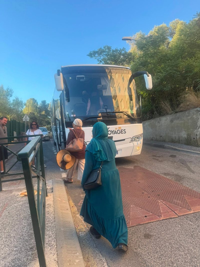Cap sur l'Italie ! 🇮🇹 Une belle journée d'évasion à Vintimille organisée par l'association Une Lueur d'Espoir ! Petits et grands, habitants de Hyères !